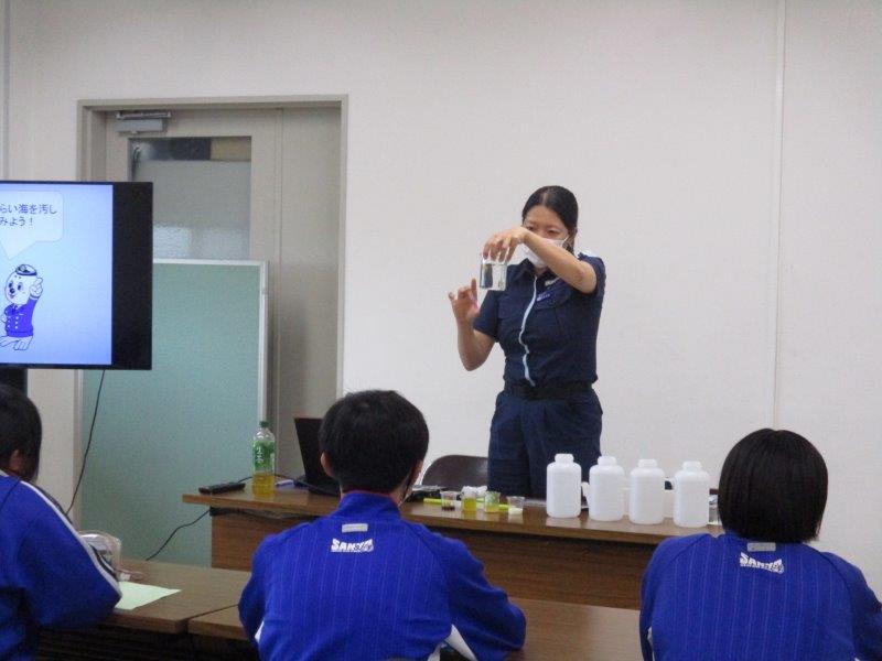 職場体験で水質測定を行っている様子